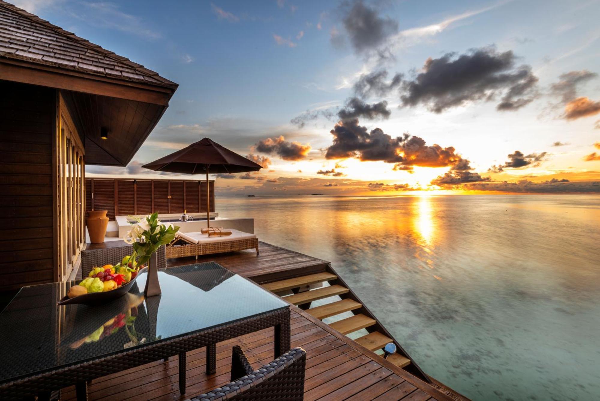 Lily And Huvahendhoo Island