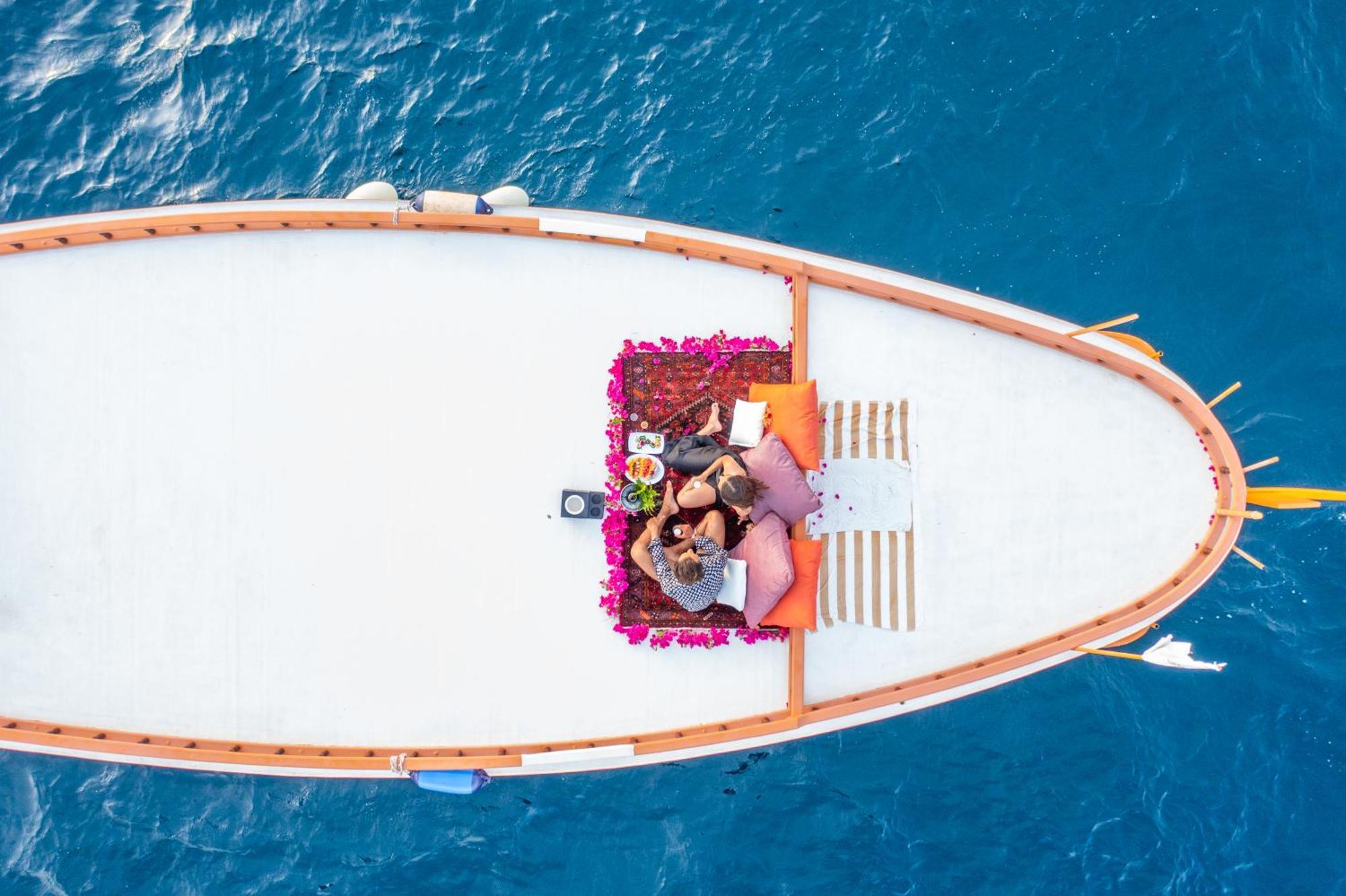 Lily And 5* Huvahendhoo Island