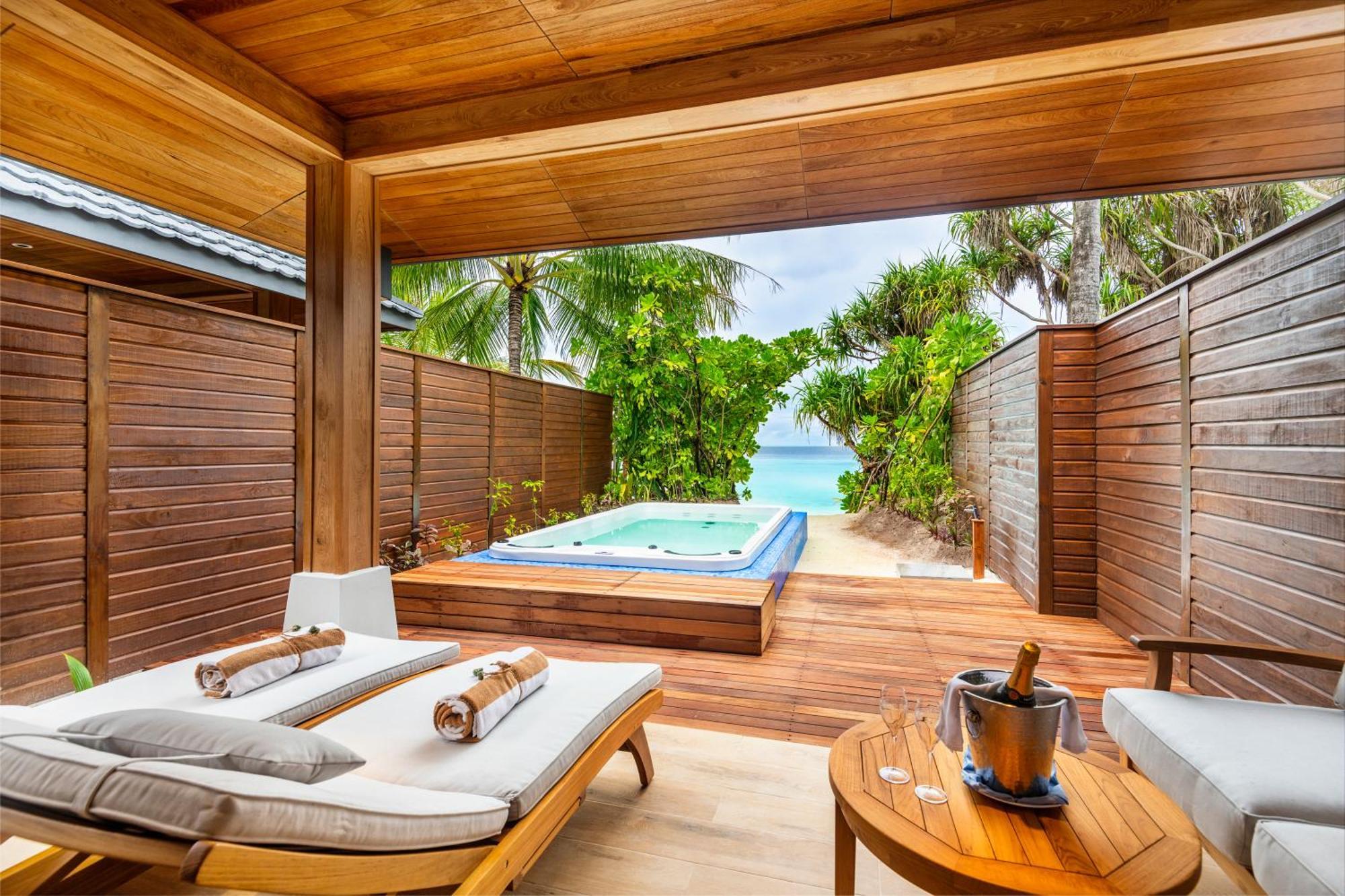 Lily And सहारा Huvahendhoo Island