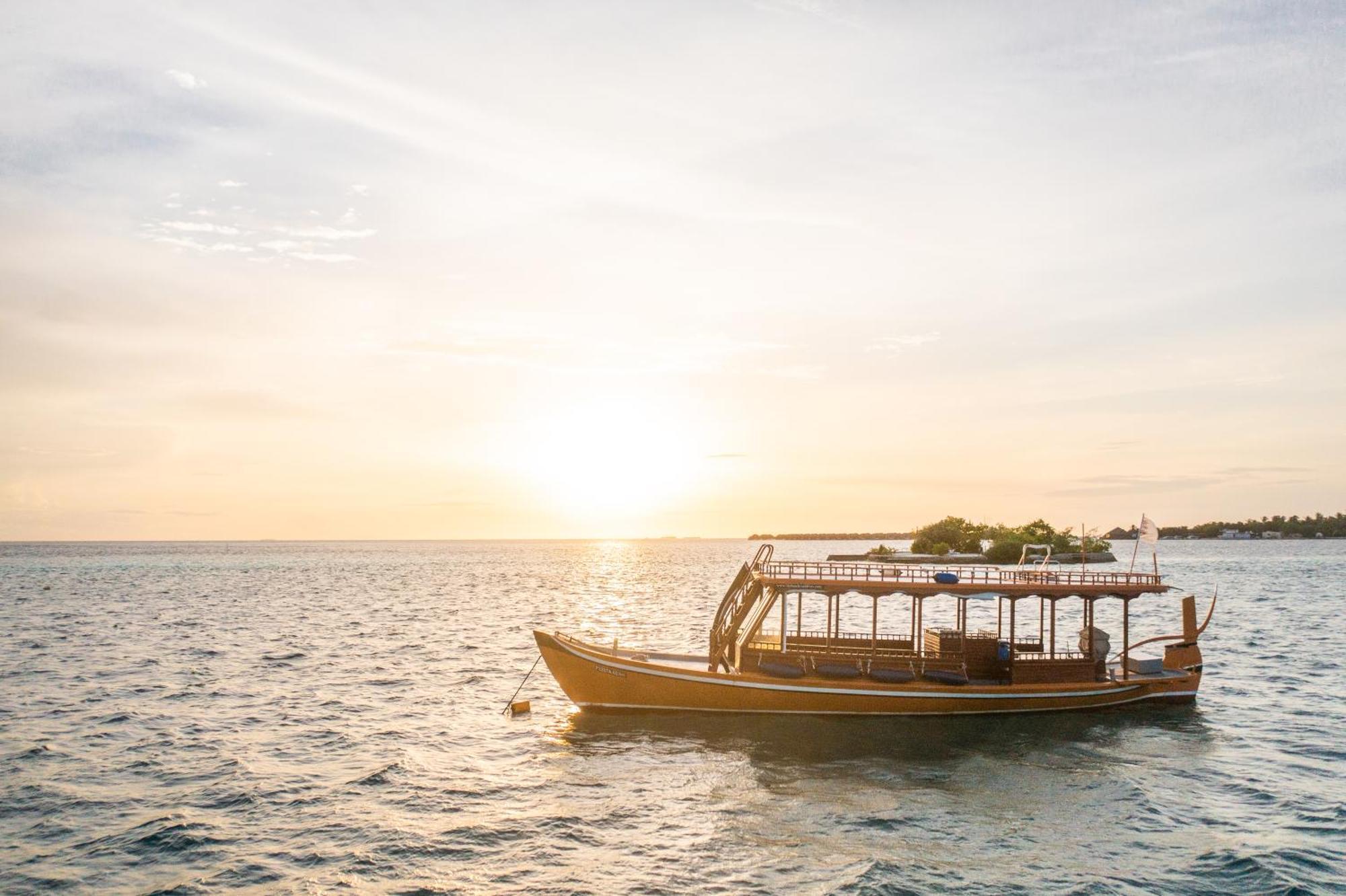 Lily And सहारा Huvahendhoo Island